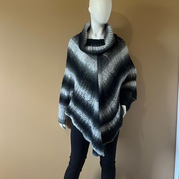 Very nice sweater poncho - Picture 1 of 9